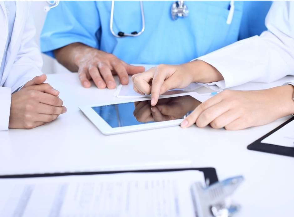 Physicians collaborating on a diagnosis